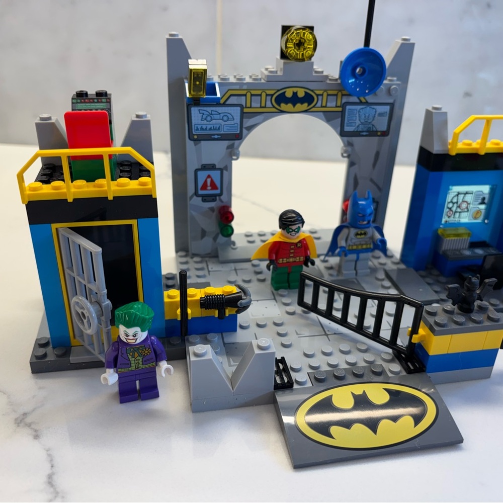 Lego 10672 Batman
-100%complete
- includes 3 minifigs 
- excellent condition - Picture 8 of 9